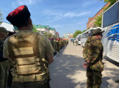 Более 400 кубанских казаков отправились защищать Россию на Украине: видео