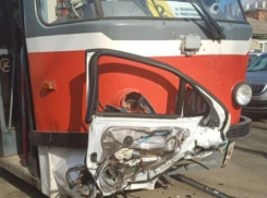 «Мерседес» протаранил трамвай и врезался в дерево в центре Краснодара