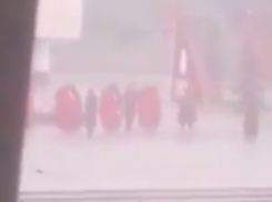 Почетный караул в Краснодаре не оставил Вечный огонь даже во время бури