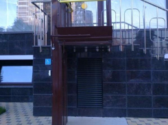 «Недоступная среда»: В Краснодаре электроподъемник для инвалидов-колясочников установили с выездом в перила