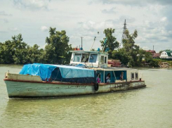 Под Краснодаром паром с пассажирами сел на мель 