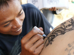 После набитой татуировки подросток угодил в больницу в Анапе