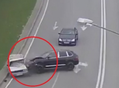 Появилось видео жесткого столкновения «Порше» и «четверки» в Сочи