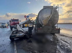 Трое мужчин погибли в массовом ДТП с грузовиком в Краснодарском крае