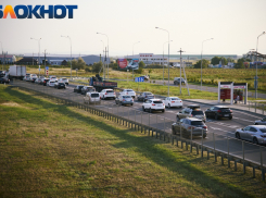 Машины застряли в 12-километровой пробке на трассе М-4 «Дон» под Краснодаром