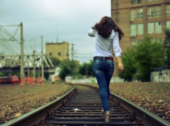 На Кубани поезд сбил девушку в наушниках