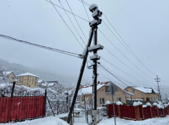 30 бригад энергетиков «Россети Кубань» устраняют последствия снегопада в горных поселках Сочи