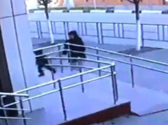 В Геленджике женщина, толкнувшая малыша на кражу, стала героем Интернета