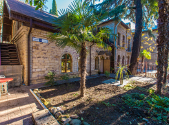 «Кому закон писан на местном уровне?»: в Сочи под зданием объекта культурного наследия, охраняемого государством, «исчезли» 100 кв. м для строительства парковки  