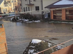 В поселке Плодородный в Краснодаре из-за резко тающего снега появилось озеро