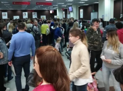 «Родители спали на парковке»: Очередь в МФЦ ужаснула краснодарцев