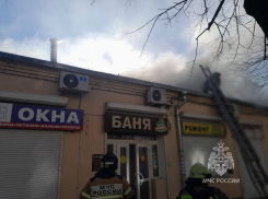 В Краснодарском крае эвакуировали 15 человек из-за пожара в бане