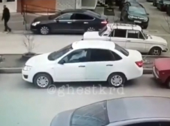 Стрельбу по машине открыл противник внутридворовой парковки в Краснодаре 