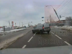 Столб рухнул на провода и нарушил движение автобусов в Краснодаре