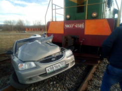  Локомотив на Кубани протаранил легковушку и протащил ее несколько метров по рельсам 