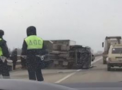 Под Краснодаром перевернулся большегруз, заблокирована полоса движения