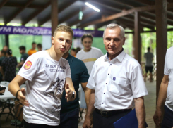 Секретарь Краснодарского реготделения «Единой России» Николай Гриценко встретился с волонтерами в молодежном лагере «Регион 93»