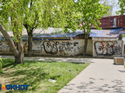 Уже 740 тысяч потратили: мэрия Краснодара устала бороться с расклейкой рекламы и отмывать город от граффити