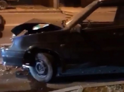 Белая «Приора» снесла стоявшую у обочины «четырнадцатую» в Краснодаре