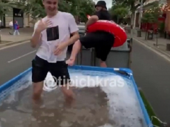 Блогеры Краснодара прокатились по городу в бассейне на «Газели»