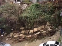 В Сочи в жилом районе обрушилась опорная стена: повреждена теплотрасса 