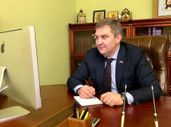 Депутат Госдумы из Краснодара Дмитрий Ламейкин устроил фотосессию с закрытой ручкой