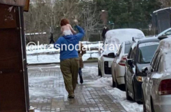 Идет по улице девчонка. Девушка на дороге. Девушка идет по улице. Женщина идет по улице. Летние девушки на улицах.