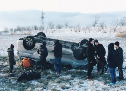 На Кубани перевернулся автобус с 10 волонтерами