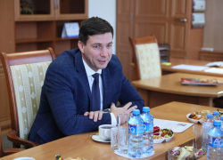 «Нормальные они»: вице-губернатор Кубани вступился за жаривших еду на Вечном огне детей