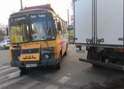 В Ейске рейсовый автобус протаранил грузовик с пивом
