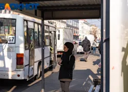 Простояли час на остановке: в Краснодаре общественный транспорт работает со сбоями