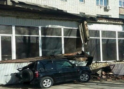 В Краснодаре на внедорожник рухнул бетонный козырек дома