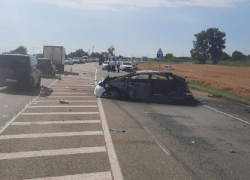 На Кубани водитель легковушки сгорел заживо после лобового столкновения
