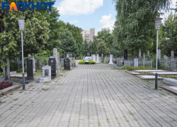Суд отправил краснодарку на обязательные работы за танцы у могилы на Всесвятском кладбище с сигаретой во рту