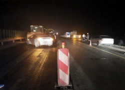 На Кубани два человека погибли в столкновении легковушки с асфальтоукладчиком