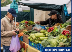 8 торговых лавок и недовольство ценами: как выглядит ярмарка выходного дня рядом с бывшим рынком «Октябрь»