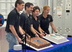 Летчик из Краснодара Андрей Федяев завершает предполетную подготовку в США cake-церемонией