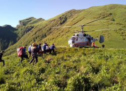 Спасатели Адыгеи на вертолете спустили с гор раненного туриста
