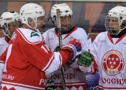 Владимир Путин в Сочи сыграл в хоккей с воспитанниками образовательного центра