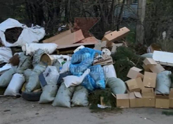 Улицу Есенина в Краснодаре завалили мусором