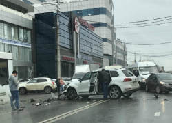 В столкновении трех иномарок и автобуса в центре Краснодара пострадали женщина и «ребенок войны»