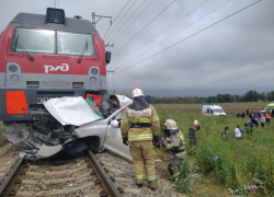 На Кубани два человека стали жертвами поезда, расплющившего легковой автомобиль