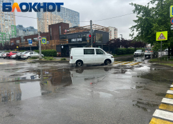 Дождь остановил в Краснодаре трамваи и затопил улицы: кадры последствий непогоды 