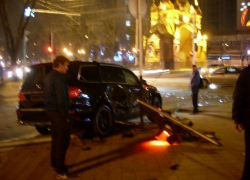 В Краснодаре «Мерседес» снес светофор и сбил пешехода 