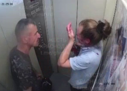 Взбесившийся мужчина разбил супруге лицо до крови в лифте Краснодара 