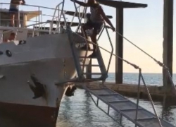 В Сочи экскурсионный корабль, причалив к берегу, помешал отдыхающим купаться в море