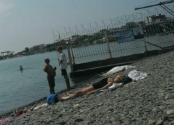 В Новороссийске отдыхающие загорали рядом с трупом 2 часа