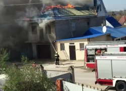 Чтобы потушить дом в Анапе, пожарные бегают за водой в школу