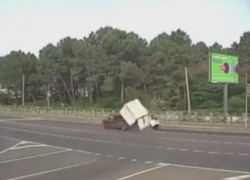 В Сочи момент столкновения «Вольво» и фургона со слетевшей будкой попал на видео