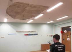 На Кубани в построенной за миллиард рублей школе на детей обрушился потолок